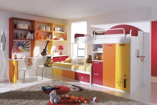 Schreibtisch-im-Kinderzimmer-warme-farben-geschwister