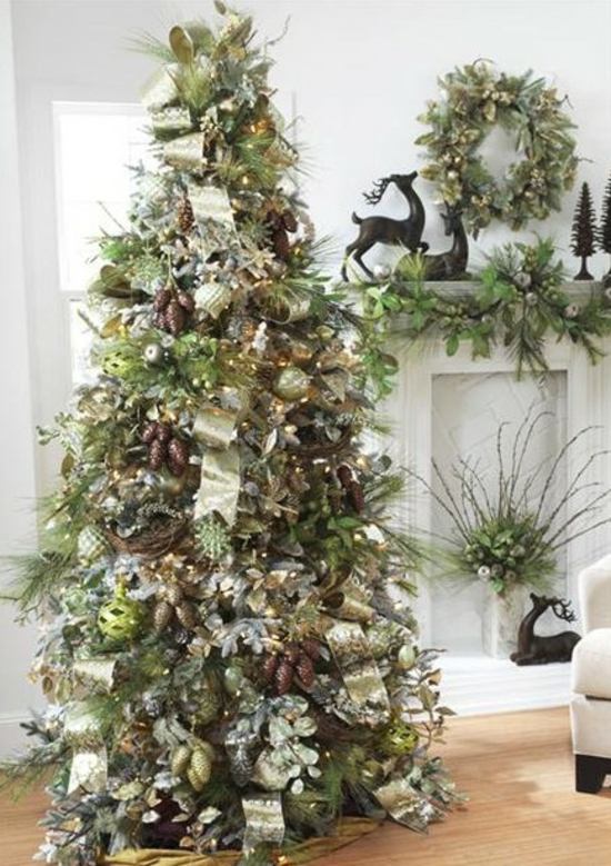 Tannenzapfen-goldene-Glocken-Weihnachtsbaum-dekorieren