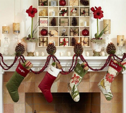 Weihnachtsdeko-Ideen-für-Kamin-adventslalender-ketten-tannenzapfen