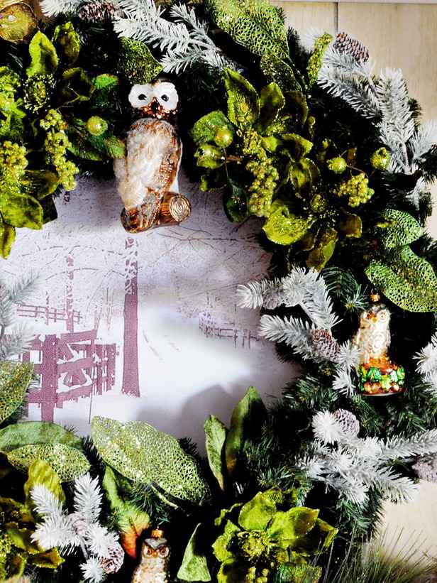 Weihnachtskranz-für-Tür-grüne-zweige-ornamente