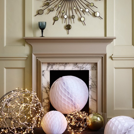 Weihnachtsschmuck-basteln-weiße-Papierkugel-Kamin