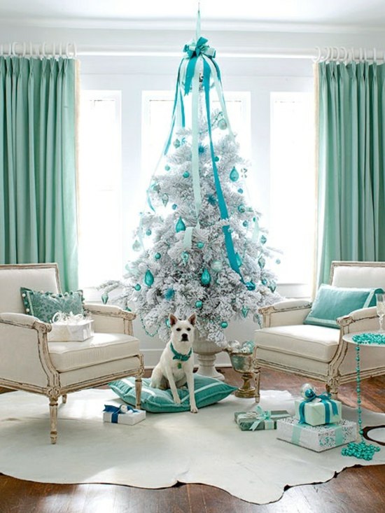 Weihnachtsschmuck-blau-weißes-Christbaum