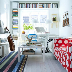 Wohnzimmer-Design-Ideen-IKEA-bücherregale-rote-sofa