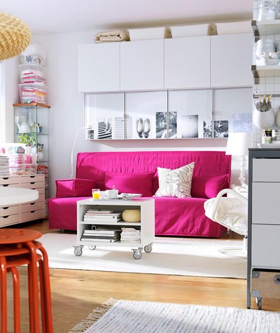 Wohnzimmer-Design-Ideen-IKEA-rosa-sofa-weiße-regale