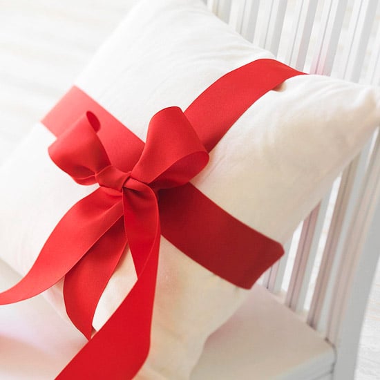 Wohnzimmer-weihnachtlich-dekorieren-kissen-rotes-geschenkband