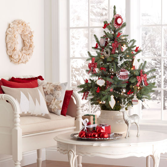 Wohnzimmer-weihnachtlich-dekorieren-weiße-möbel-dekorative-rote-kissen