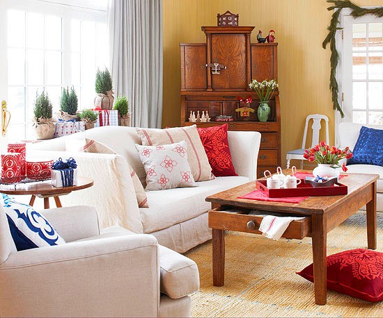 Wohnzimmer-weihnachtlich-dekorieren-weißes-möbelbezug-rote-kissen