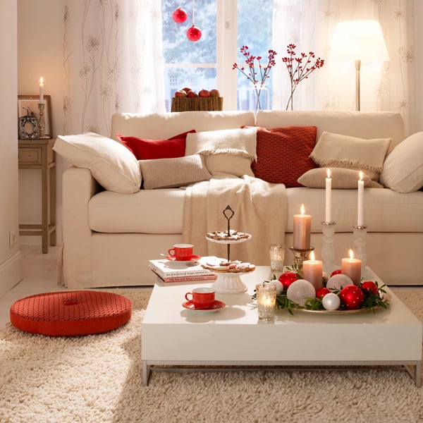 Wohnzimmer-weihnachtlich-dekorieren-weißes-sofa-rote-akzente.