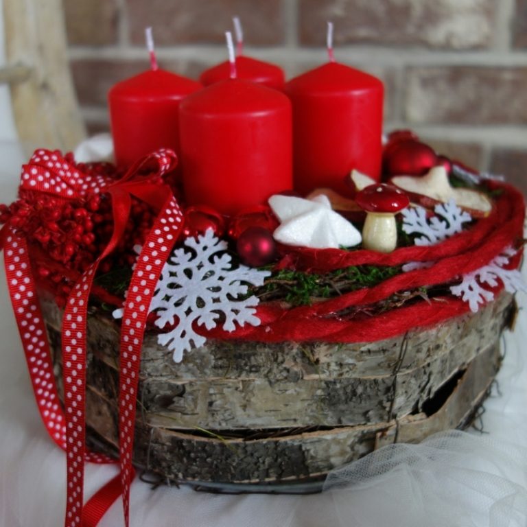 adventskranz mit kerzen rot schneeflocken pilz rustikal rinde baender
