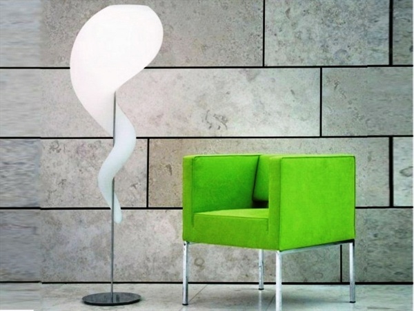 alien-moderne-Stehlampe-dekorativer-Blickfang