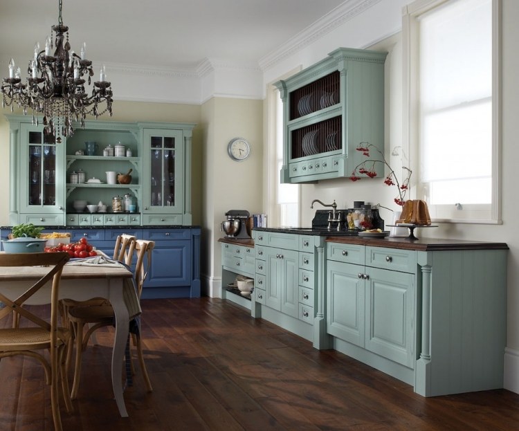 alte-eiche-kuchenschranke-lackieren-holz-blau-vintage-gross-dielenboden-kronleuchter