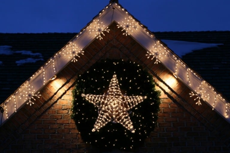 außendekoration für weihnachten dach schmuecken kranz lichterkette schneeflocken stern