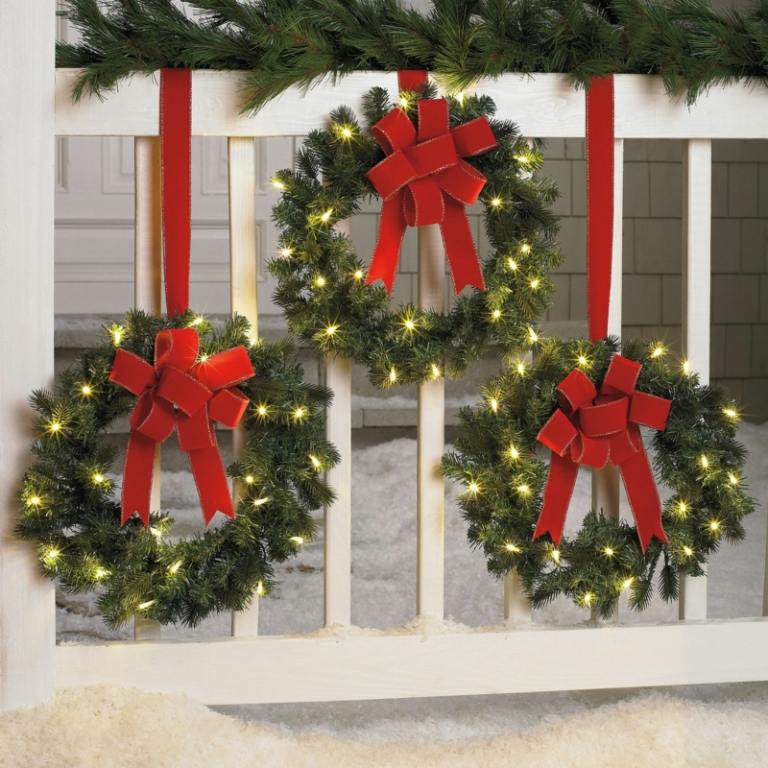 außendekoration für weihnachten veranda gelaender kraenze schleifen rot lichterketten