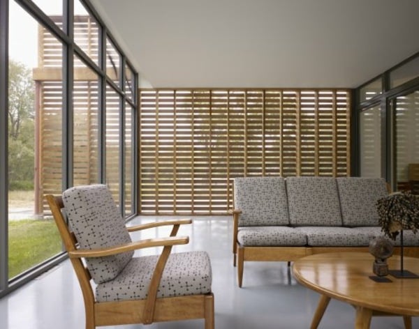 beige-graue-Wohnzimmer-Möbel-Glasfassade