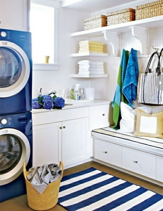 blau-weiße-moderne-praktische-Waschküche-Möbel