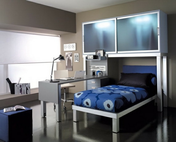 blaues-Teenager-Zimmer-Blumen-Bettdecke