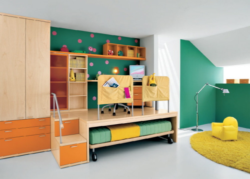 bunte-Kinderzimmermöbel-ausziehbett-grüne-akzentwand