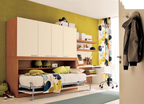 bunte-Kinderzimmermöbel-beige-grüne-akzentwand