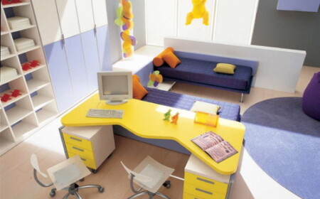 bunte-Kinderzimmermöbel-geschwister-zimmer-gelb-lila