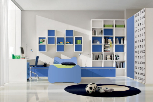 bunte-Kinderzimmermöbel-jungen-blau-wandregale