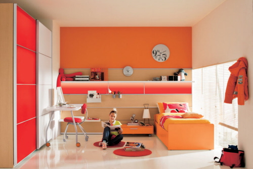 bunte-Kinderzimmermöbel-orange-rot-wandschrank