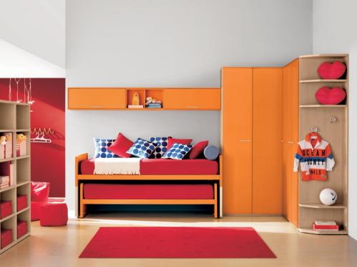 bunte-Kinderzimmermöbel-rot-orange