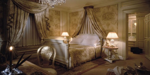elegante-beige-Tapete-Himmelsbett-Schlafzimmer