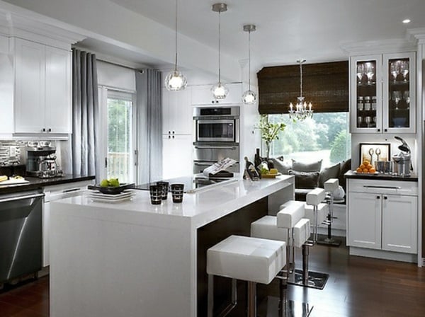 elegante-weiße-Kücheninsel-günstige-Küche