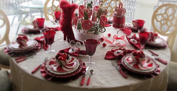 extravagante-rote-Tischdeko-Weihnachten