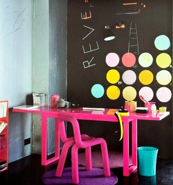 farbenfroher-Schreibtisch-im-Kinderzimmer