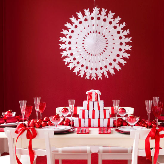 festlich-glanzvoll-rote-Weihnachtsdeko-Ideen-esstisch