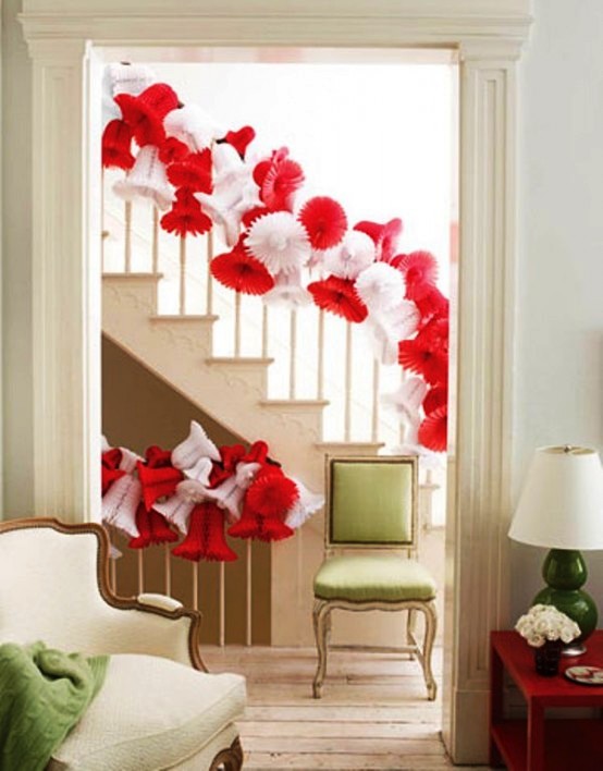 festlich-rot-weiße-Weihnachtsdeko-Ideen-treppengeländer