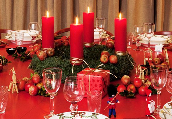 festlich-rote-Weihnachtsdeko-Ideen-adventskranz-rote-kerzen