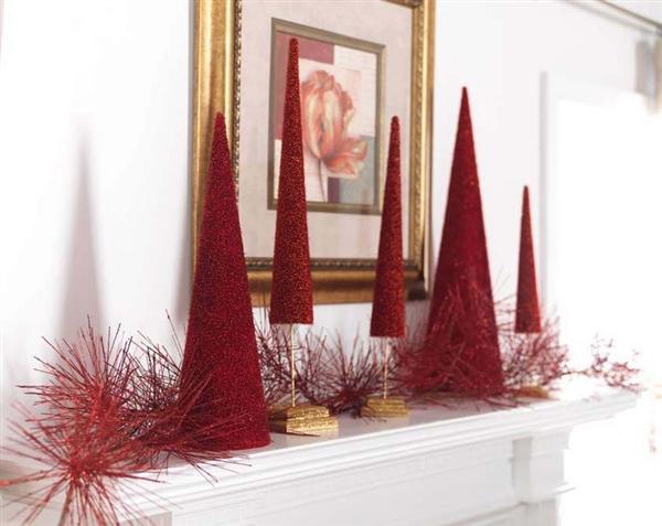 festlich-rote-Weihnachtsdeko-Ideen-kaminsims-künstliche-weihnachtsbäume