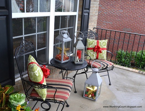 festliche-weihnachten-dekoration-draußen-schmücken-veranda