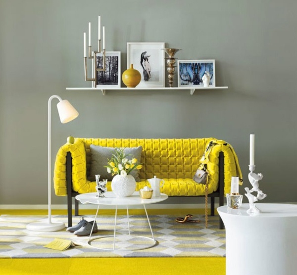 gelb-graues-Wohnzimmer-Stehlampe-Sofa