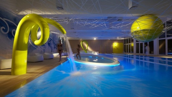 gelbe-Jacuzzi-Spa-Schwimmbad