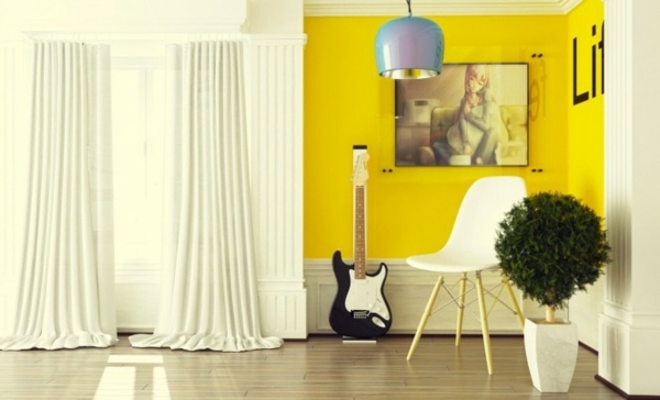 gelbe-Wand-elegante-weiße-Gardinen-Wohnzimmer-Farbe