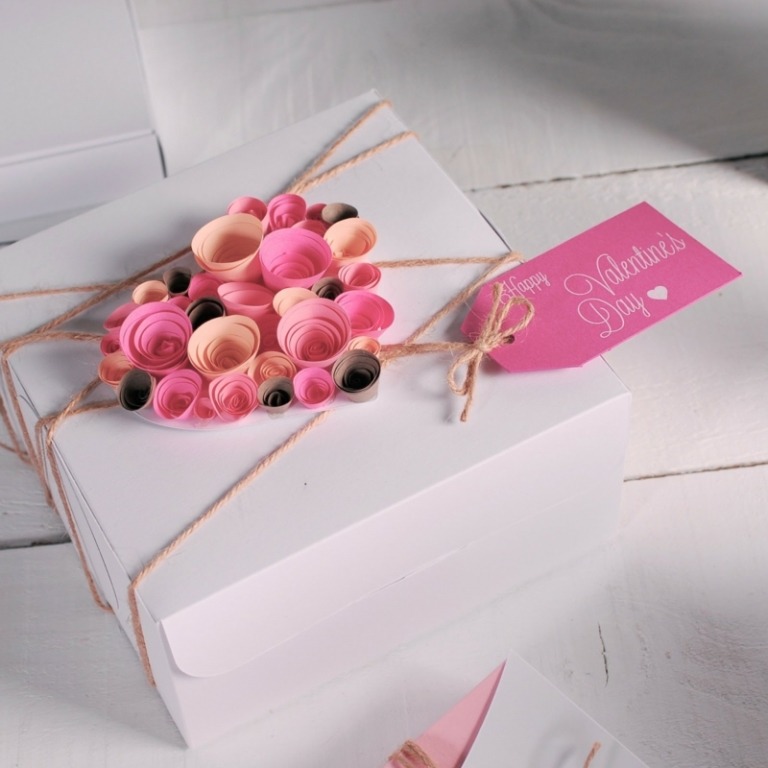 geschenke verpacken papier streifen rosen basteln deko geschenkpapier