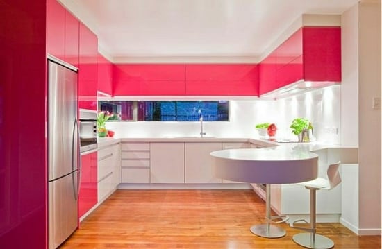 glänzende-rosa-Küchentheke
