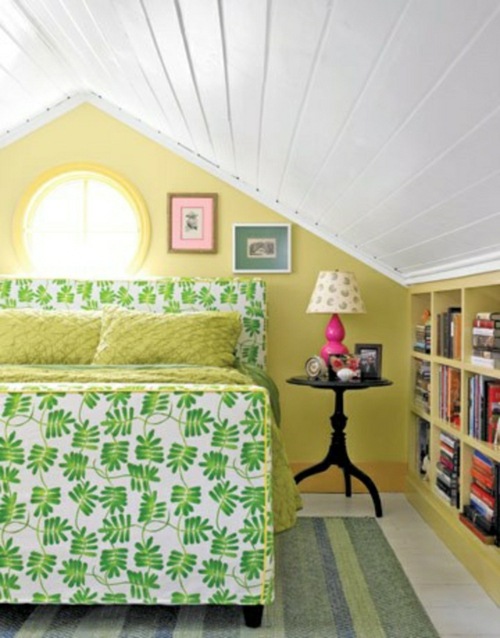 grünes-Bett-gelbe-Wand-Dachzimmer