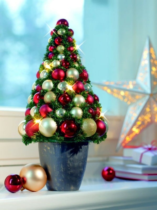 ideen-Fensterdeko-zu-Weihnachten-künstlicher-weihnachtsbaum-aus-kugeln
