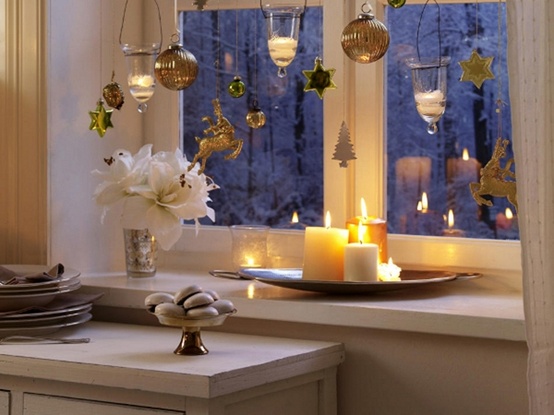 ideen-Fensterdeko-zu-Weihnachten-kerzen-und-hängende-ornamente