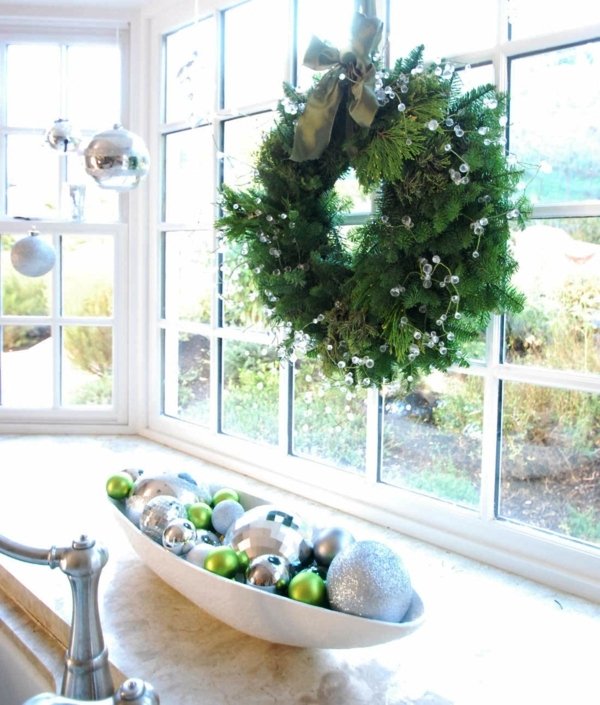 ideen-Fensterdeko-zu-Weihnachten-kranz-weihnachskugeln-schale