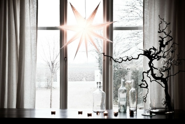 ideen-Fensterdeko-zu-Weihnachten-skandinavisch-großer-weihnachtsstern
