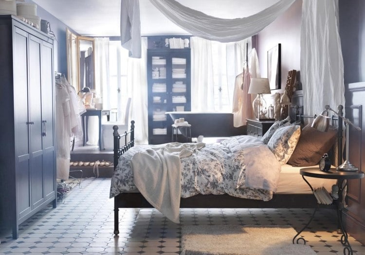 ikea-schlafzimmer-design-dekoration-vintage-metallbett-schwarz-nachttisch-eisen