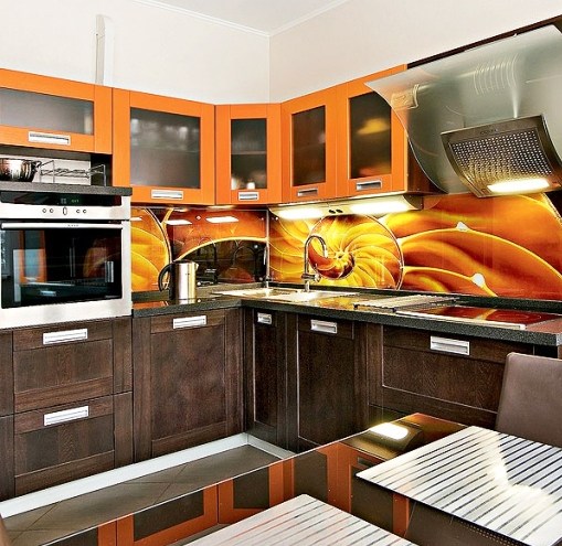 küchenschränke-orange-braun-fotoabdruck-fliesenspiegel