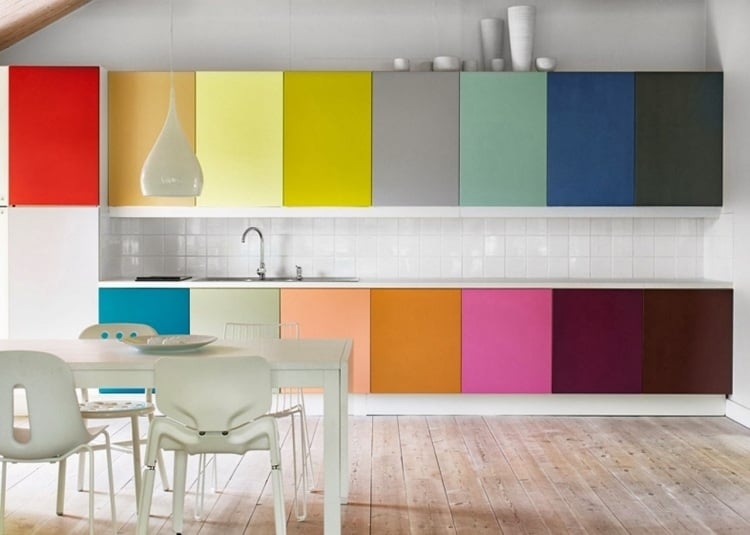 kuchenschranke-renovieren-idee-sticker-aufkleber-folie-farbpalette-farbenfroh-unterschiedlich