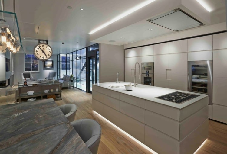 kücheninsel beleuchtung grau-minimalistisch-indirekt-naturstein-esstisch