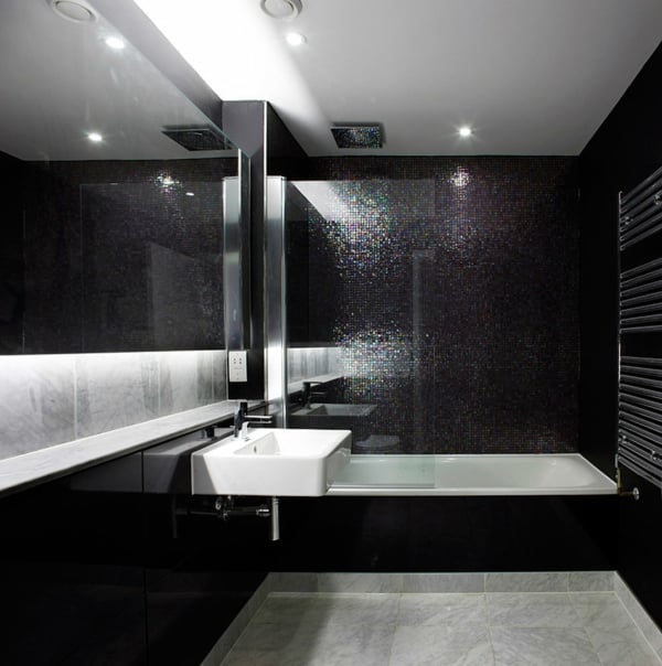 Ein Luxusgefühl herrscht im schwarzen Badezimmer Design